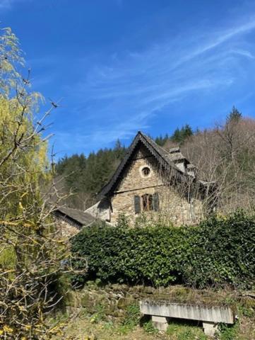RARE:  Moulin auvergnat authentique au bord d'un ruisseau.