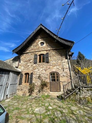 RARE:  Moulin auvergnat authentique au bord d'un ruisseau.