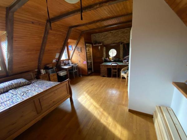 RARE:  Moulin auvergnat authentique au bord d'un ruisseau.