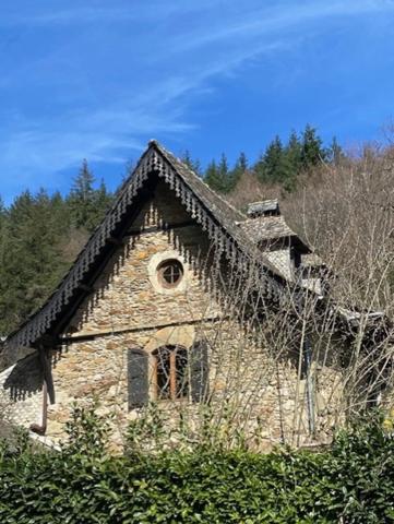RARE:  Moulin auvergnat authentique au bord d'un ruisseau.