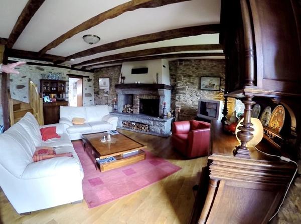 RARE:  Moulin auvergnat authentique au bord d'un ruisseau.