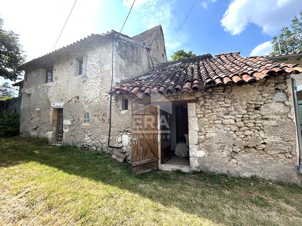 A vendre  à  Antonne Et Trigonant Maison en pierre à restaurer