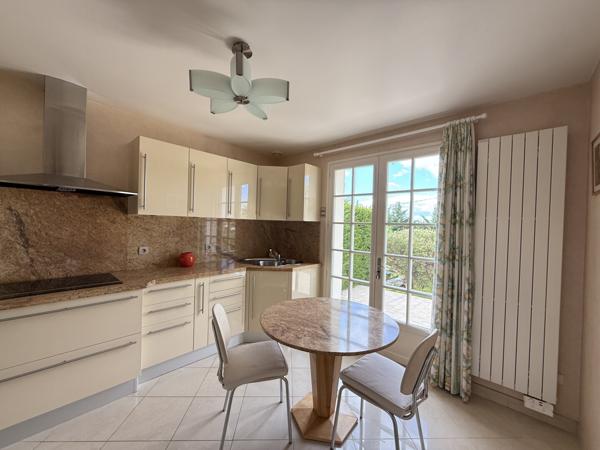 Maison avec garage et sous-sol complet + jardin