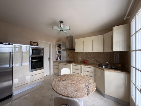 Maison avec garage et sous-sol complet + jardin