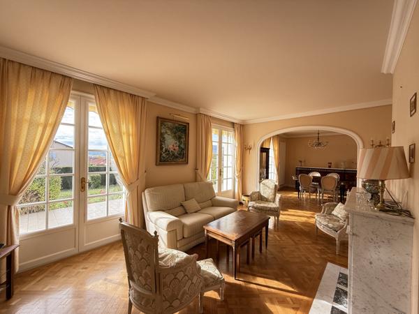 Maison avec garage et sous-sol complet + jardin