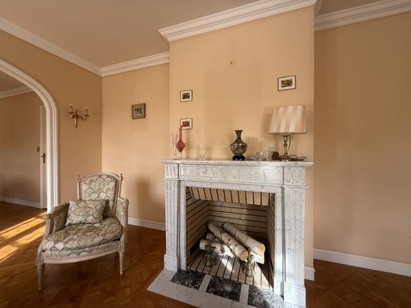 Maison avec garage et sous-sol complet + jardin