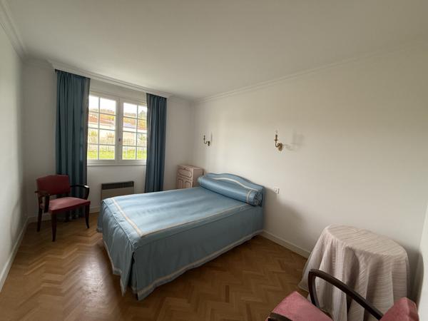 Maison avec garage et sous-sol complet + jardin