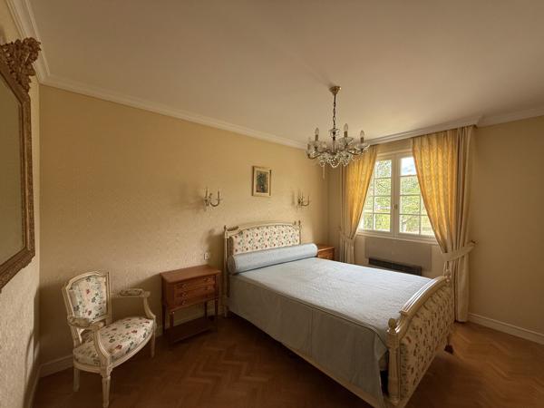 Maison avec garage et sous-sol complet + jardin