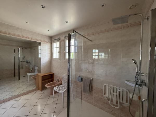 Maison avec garage et sous-sol complet + jardin