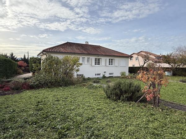 Maison avec garage et sous-sol complet + jardin