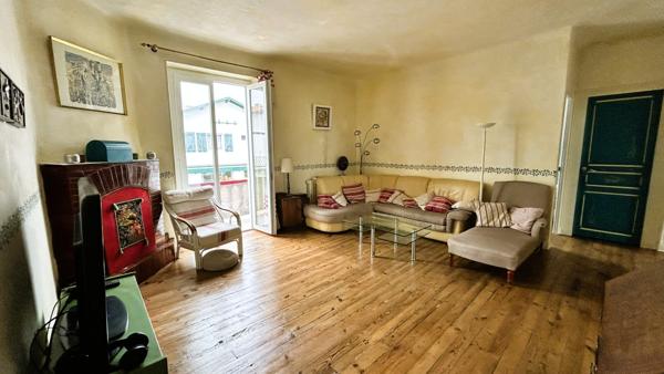 Appartement
                                                                                                                                                                                                                                                                                                                        5 pièce(s)                                                                                                                                                                                                          4 chambre(s)                                                                                                                                                                                                          129.7  m²