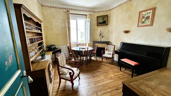 Appartement
                                                                                                                                                                                                                                                                                                                        5 pièce(s)                                                                                                                                                                                                          4 chambre(s)                                                                                                                                                                                                          129.7  m²