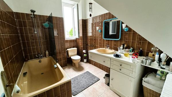 Appartement
                                                                                                                                                                                                                                                                                                                        5 pièce(s)                                                                                                                                                                                                          4 chambre(s)                                                                                                                                                                                                          129.7  m²