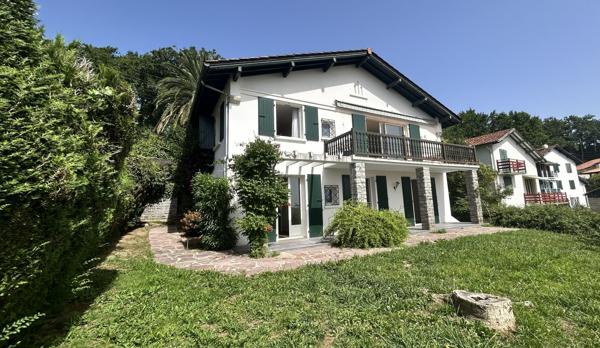 Maison
                                                                                                                                                                                                                                                                                                                        7 pièce(s)                                                                                                                                                                                                          6 chambre(s)                                                                                                                                                                                                          250  m²
