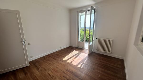 Maison
                                                                                                                                                                                                                                                                                                                        7 pièce(s)                                                                                                                                                                                                          6 chambre(s)                                                                                                                                                                                                          250  m²