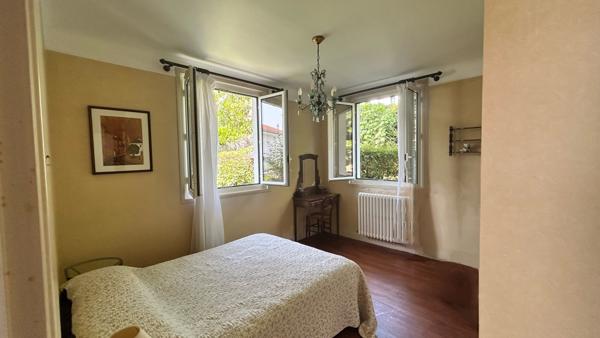 Maison
                                                                                                                                                                                                                                                                                                                        7 pièce(s)                                                                                                                                                                                                          6 chambre(s)                                                                                                                                                                                                          250  m²