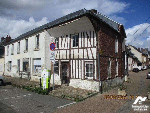 Immeuble à rénover en totalité, Rdc : 3P. Etage: 3P dont une grande. Cave, courette, dépendances.