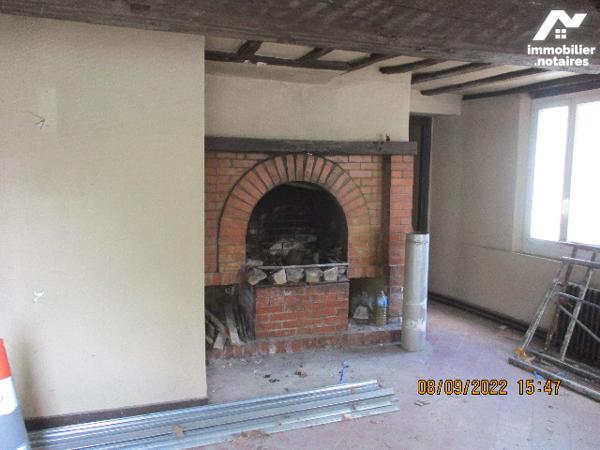 Immeuble à rénover en totalité, Rdc : 3P. Etage: 3P dont une grande. Cave, courette, dépendances.