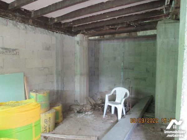 Immeuble à rénover en totalité, Rdc : 3P. Etage: 3P dont une grande. Cave, courette, dépendances.