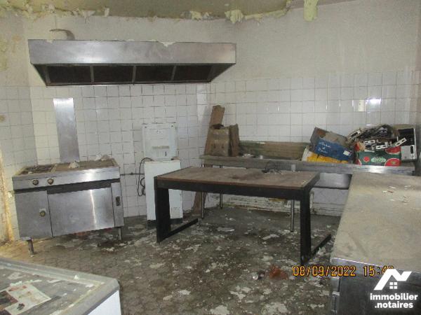 Immeuble à rénover en totalité, Rdc : 3P. Etage: 3P dont une grande. Cave, courette, dépendances.