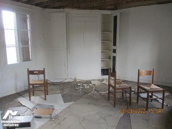 Immeuble à rénover en totalité, Rdc : 3P. Etage: 3P dont une grande. Cave, courette, dépendances.