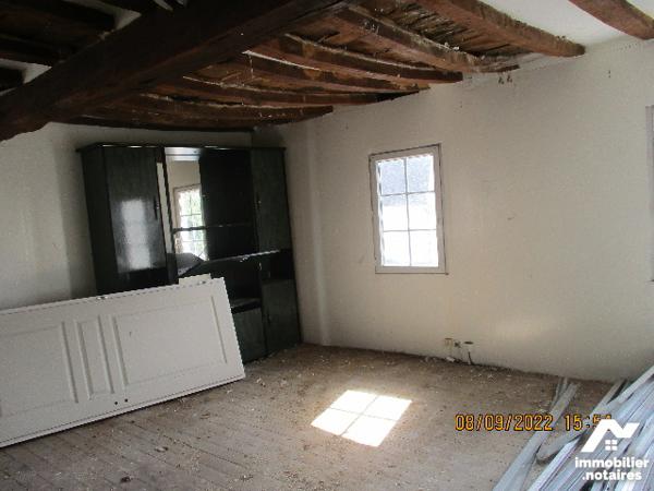 Immeuble à rénover en totalité, Rdc : 3P. Etage: 3P dont une grande. Cave, courette, dépendances.