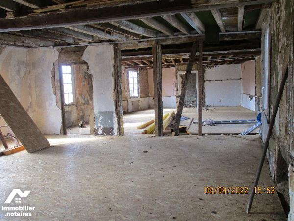 Immeuble à rénover en totalité, Rdc : 3P. Etage: 3P dont une grande. Cave, courette, dépendances.