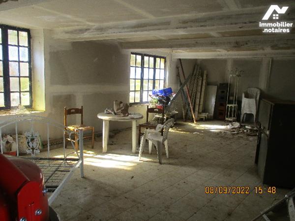 Immeuble à rénover en totalité, Rdc : 3P. Etage: 3P dont une grande. Cave, courette, dépendances.