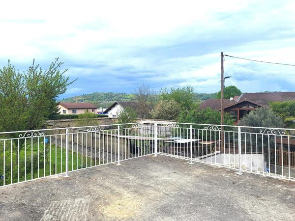 SPACIEUX - TOTALEMENT NEUF... AVEC 2 CHAMBRES - GARAGE - TERRASSE