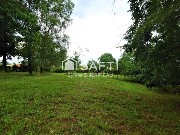 Terrain constructible de 1 347 m2 à Hinx