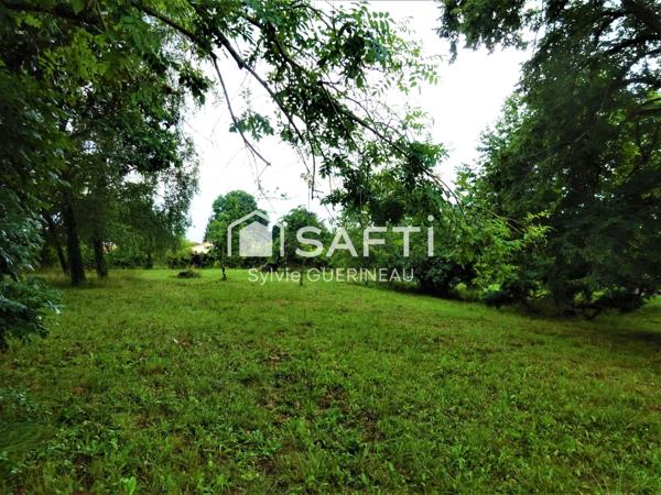 Terrain constructible de 1 347 m2 à Hinx