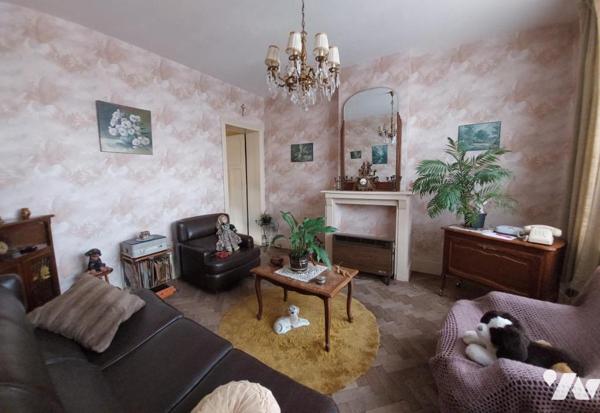 Maison de ville avec 3 chambres garage et grand jardin.