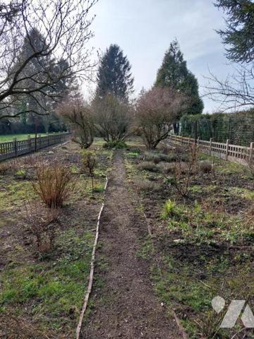 Maison de ville avec 3 chambres garage et grand jardin.