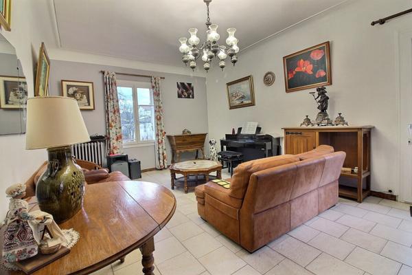 Gardanne - Maison T4 132 m² sur 908 m² - Garage et piscine - grande cave. Proche centre.