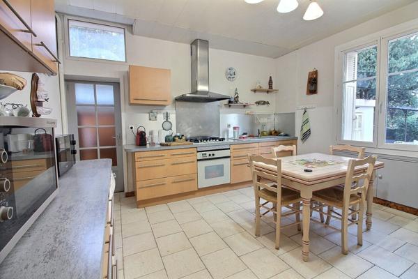 Gardanne - Maison T4 132 m² sur 908 m² - Garage et piscine - grande cave. Proche centre.