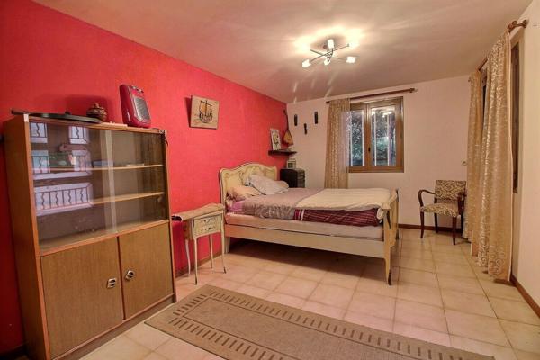 Gardanne - Maison T4 132 m² sur 908 m² - Garage et piscine - grande cave. Proche centre.