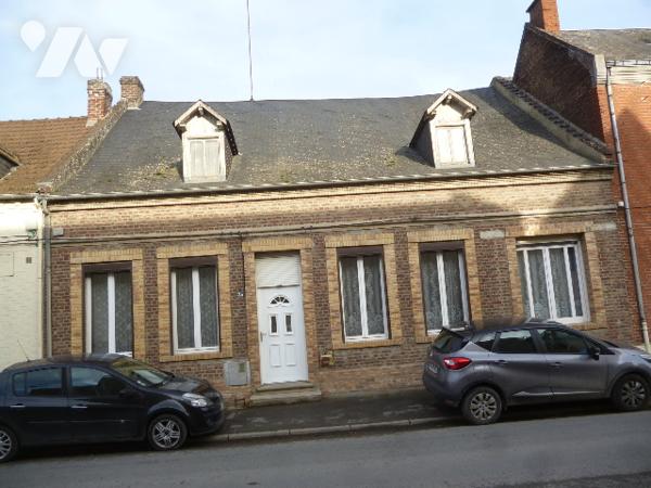 Maison d'habitation briques et ardoises,  6 pièces, grenier, garage, dépendance, terrain.