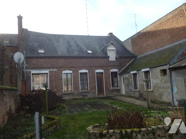 Maison d'habitation briques et ardoises,  6 pièces, grenier, garage, dépendance, terrain.