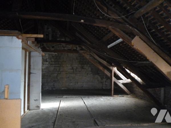 Maison d'habitation briques et ardoises,  6 pièces, grenier, garage, dépendance, terrain.