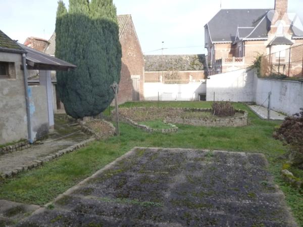 Maison d'habitation briques et ardoises,  6 pièces, grenier, garage, dépendance, terrain.
