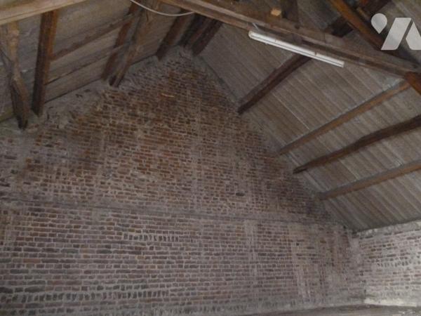 Maison d'habitation briques et ardoises,  6 pièces, grenier, garage, dépendance, terrain.