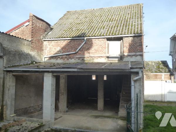 Maison d'habitation briques et ardoises,  6 pièces, grenier, garage, dépendance, terrain.