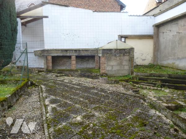 Maison d'habitation briques et ardoises,  6 pièces, grenier, garage, dépendance, terrain.