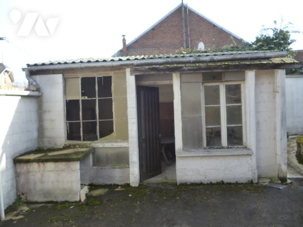 Maison d'habitation briques et ardoises,  6 pièces, grenier, garage, dépendance, terrain.