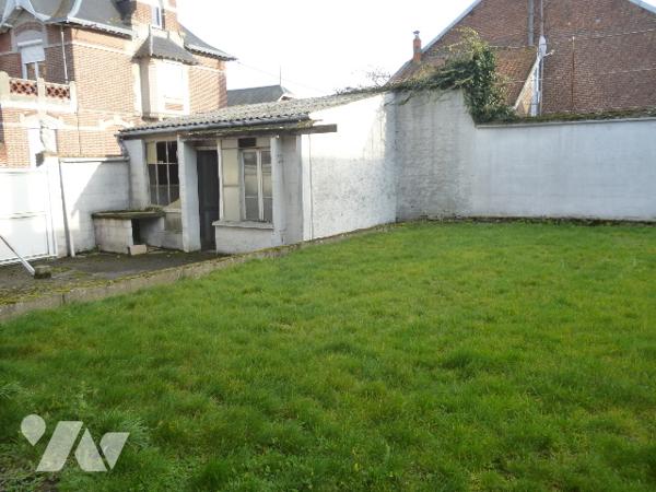 Maison d'habitation briques et ardoises,  6 pièces, grenier, garage, dépendance, terrain.