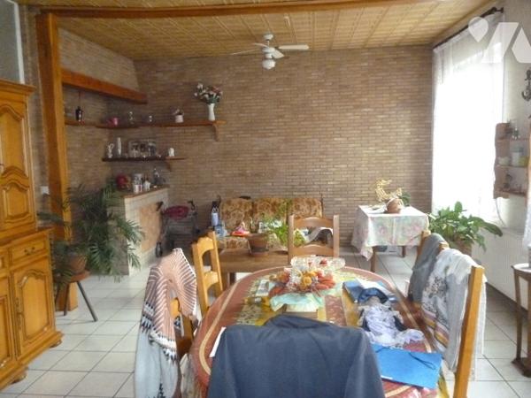 Maison d'habitation briques et ardoises,  6 pièces, grenier, garage, dépendance, terrain.