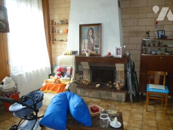 Maison d'habitation briques et ardoises,  6 pièces, grenier, garage, dépendance, terrain.