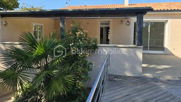 Agréable maison de plain-pied, idéale pour une famille dans un environnement calme à proximité des commodités.
A l'extérieur, vous profiterez d'une agréable terrasse, d'une piscine équipée d'une pompe à chaleur parfaite pour prolonger les baignades dès les beaux jours. Le terrain est entièrement clôturé avec portail électrique.  
A l'intérieur la maison offre un salon chaleureux, une cuisine équipée, trois chambres avec espaces fonctionnels et pratiques, une salle de bain et une salle d'eau. Les WC sont alimentés par une cuve à eau.
La maison bénéficie d'un double vitrage PVC, d'un chauffage mixte associant bois et électricité. 
Un chalet de jardin avec électricité, une cave et un adoucisseur d'eau viennent compléter les prestations de ce bien. L'assainissement est assuré par une fosse septique.