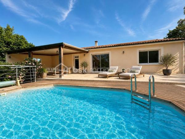 Agréable maison de plain-pied, idéale pour une famille dans un environnement calme à proximité des commodités.
A l'extérieur, vous profiterez d'une agréable terrasse, d'une piscine équipée d'une pompe à chaleur parfaite pour prolonger les baignades dès les beaux jours. Le terrain est entièrement clôturé avec portail électrique.  
A l'intérieur la maison offre un salon chaleureux, une cuisine équipée, trois chambres avec espaces fonctionnels et pratiques, une salle de bain et une salle d'eau. Les WC sont alimentés par une cuve à eau.
La maison bénéficie d'un double vitrage PVC, d'un chauffage mixte associant bois et électricité. 
Un chalet de jardin avec électricité, une cave et un adoucisseur d'eau viennent compléter les prestations de ce bien. L'assainissement est assuré par une fosse septique.
