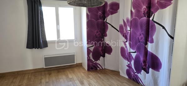 Agréable maison de plain-pied, idéale pour une famille dans un environnement calme à proximité des commodités.
A l'extérieur, vous profiterez d'une agréable terrasse, d'une piscine équipée d'une pompe à chaleur parfaite pour prolonger les baignades dès les beaux jours. Le terrain est entièrement clôturé avec portail électrique.  
A l'intérieur la maison offre un salon chaleureux, une cuisine équipée, trois chambres avec espaces fonctionnels et pratiques, une salle de bain et une salle d'eau. Les WC sont alimentés par une cuve à eau.
La maison bénéficie d'un double vitrage PVC, d'un chauffage mixte associant bois et électricité. 
Un chalet de jardin avec électricité, une cave et un adoucisseur d'eau viennent compléter les prestations de ce bien. L'assainissement est assuré par une fosse septique.